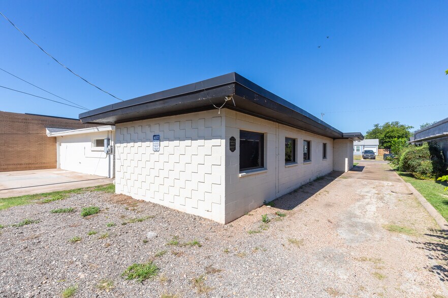 More Photos Of 1311 Hickory St, Abilene Office For Sale