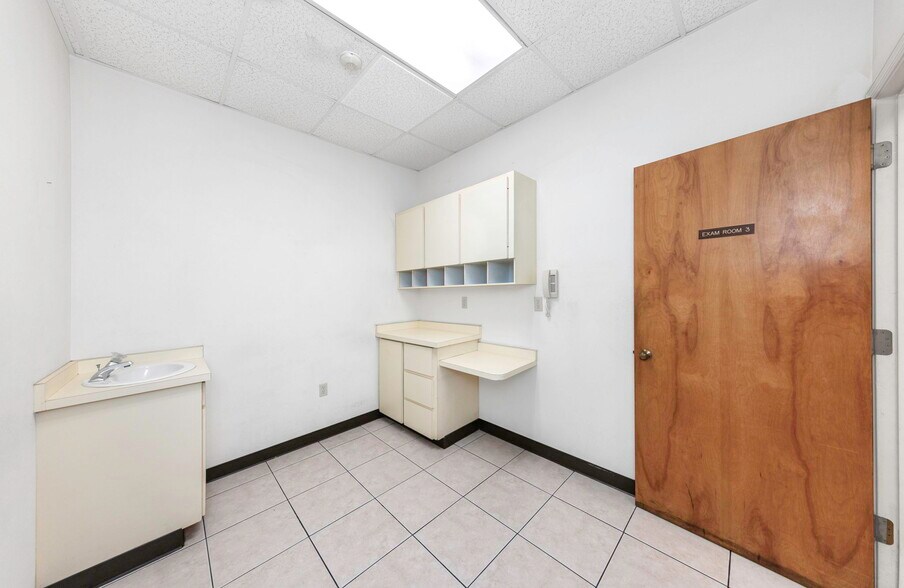 More Photos Of 655 N Indiana Ave, Englewood Medical For Sale