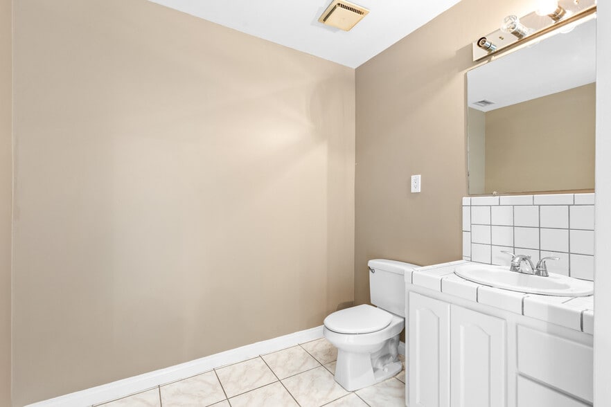 More Photos Of 1240 N Jefferson St, Anaheim Warehouse For Sale