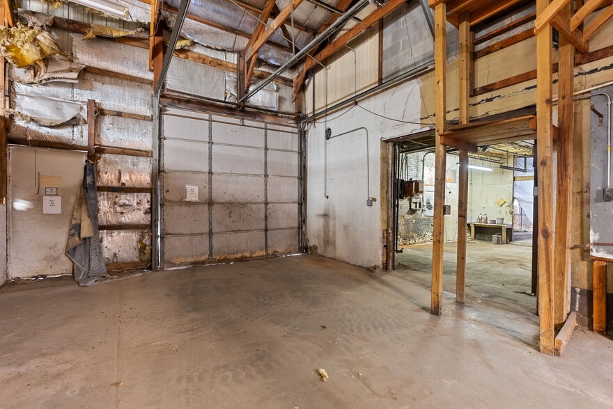 More Photos Of 314 E Market St, Warsaw Showroom For Sale