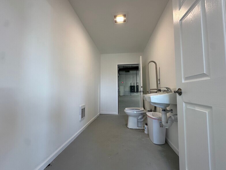 More Photos Of 226 Norwich Rd, Plainfield Warehouse For Lease