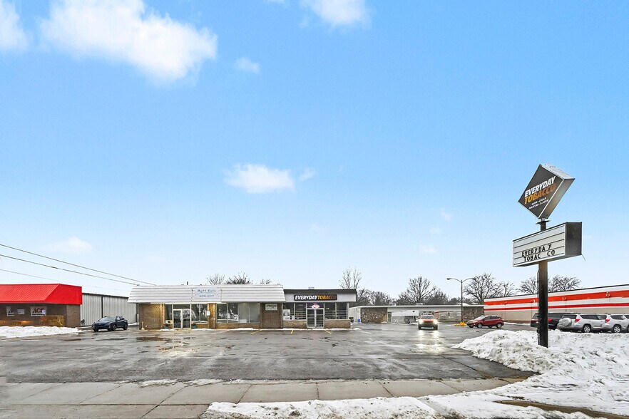 More Photos Of 302-306 S Cedar St, Mason Freestanding For Sale