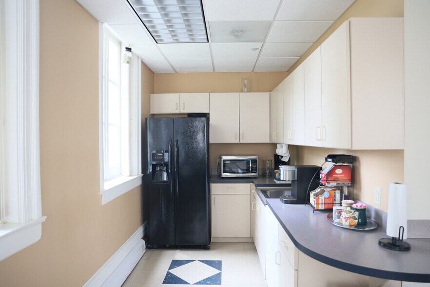 More Photos Of 421 Wadsworth St, Middletown Office For Lease