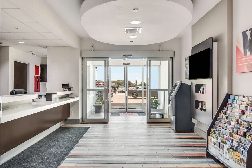 More Photos Of 1720 W Henderson St, Cleburne Hotel For Sale