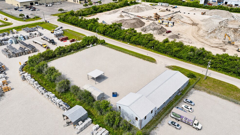 More Photos Of 2646 Lasso Ln, Lakeland Warehouse For Lease