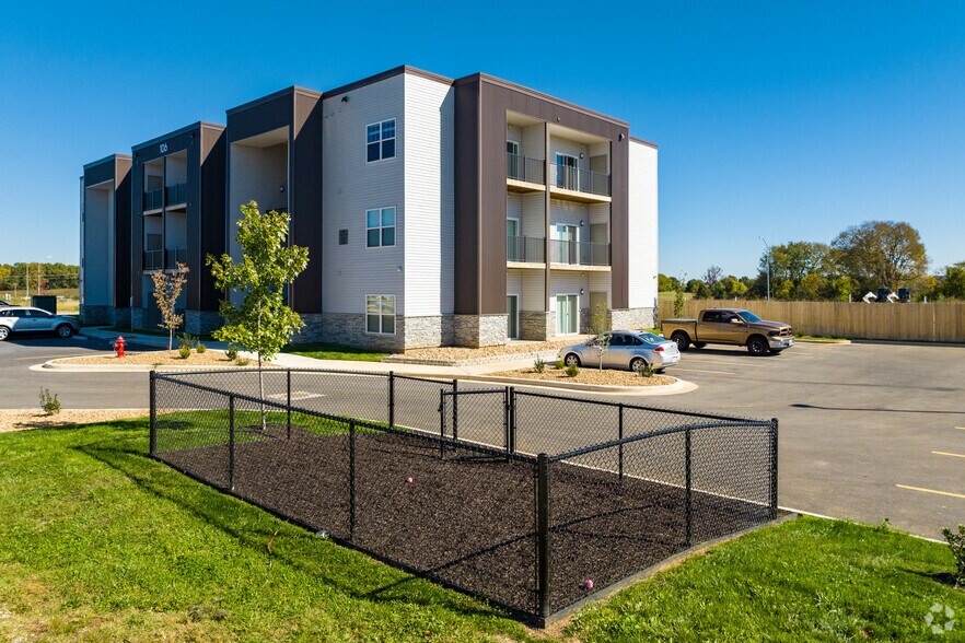 More Photos Of 106 E Greenbriar Dr, Nixa Apartments For Sale