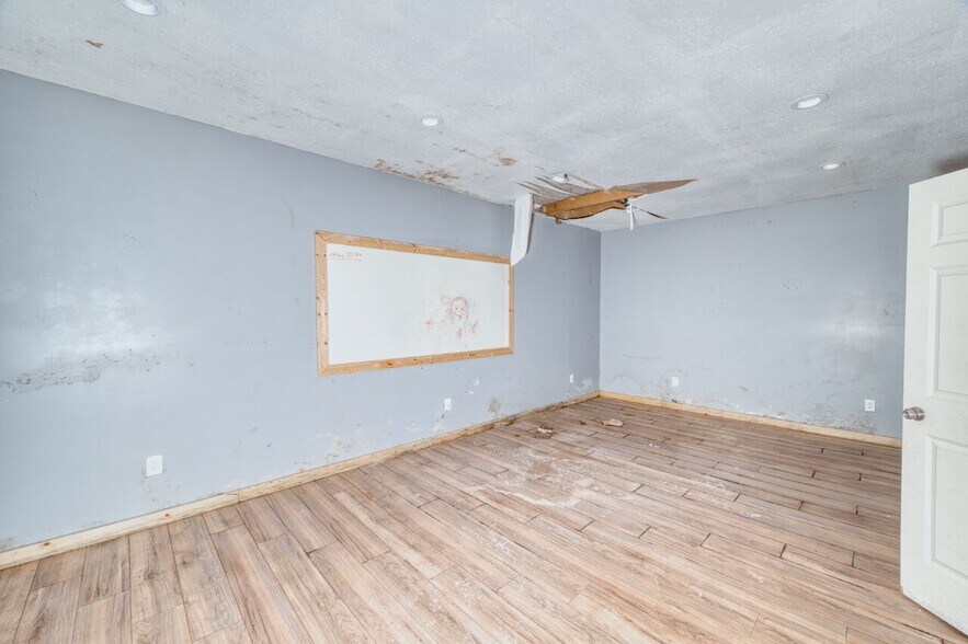 More Photos Of 326 Chestnut St, Virginia Storefront Retail Office For Sale