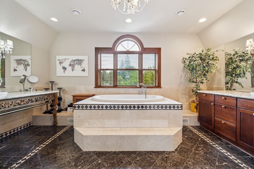 More Photos Of 41 Pleasant St, Woodstock Hospitality For Sale