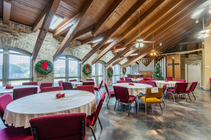 More Photos Of 660 S Zang Blvd, Dallas Office For Lease