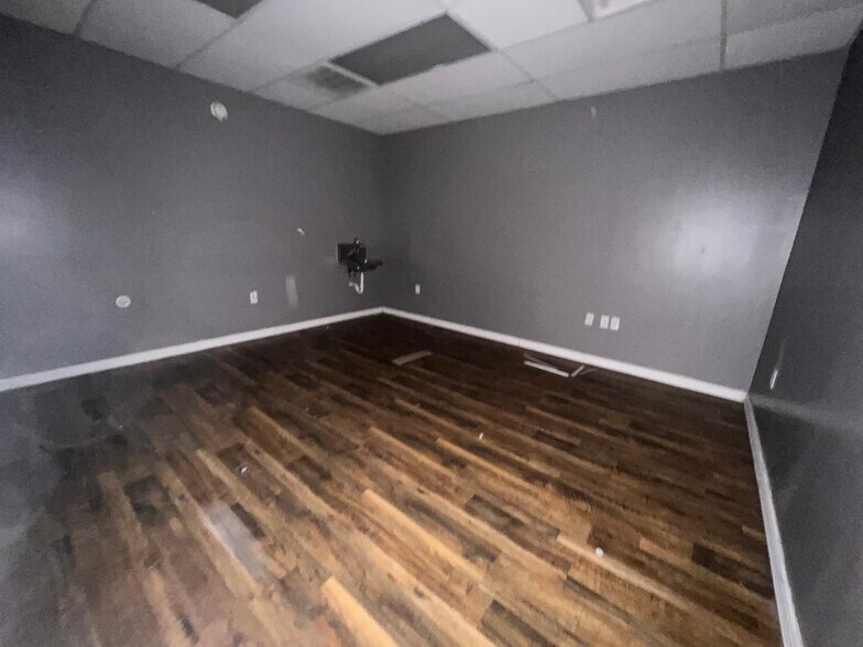 More Photos Of 510 20th St, Huntington Freestanding For Lease