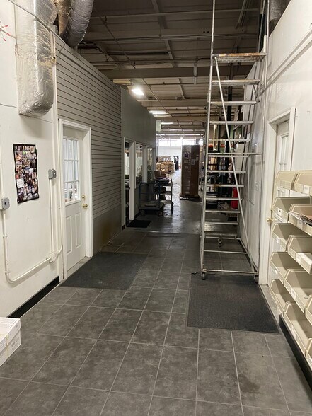 More Photos Of 395 Westbury Blvd, Hempstead Warehouse For Lease