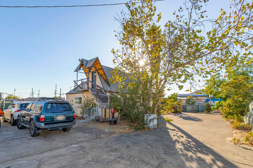 More Photos Of 9052-9058 Sunland Blvd, Sun Valley Office For Sale