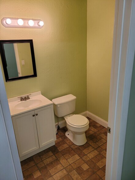 More Photos Of 818-838 NE 40th Ct, Oakland Park Warehouse For Lease