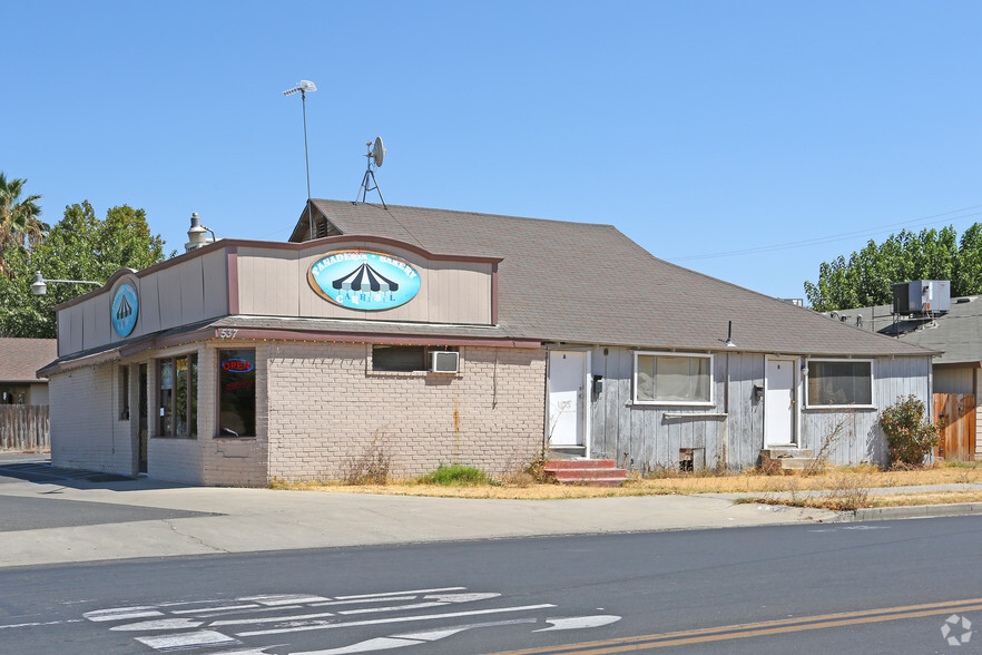 Primary Photo Of 537 W Pine St, Exeter Storefront Retail Residential For Lease