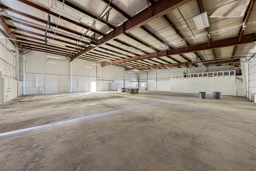 More Photos Of 302 E Happy Valley St, Cave City Light Distribution For Lease