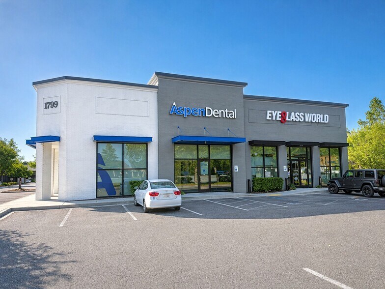 More Photos Of 1799 N Highway 17, Mount Pleasant Storefront For Lease