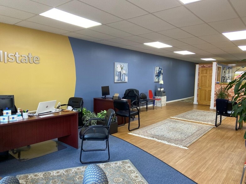 More Photos Of 351-357 W Sunrise Hwy, Freeport Storefront Retail Office For Lease