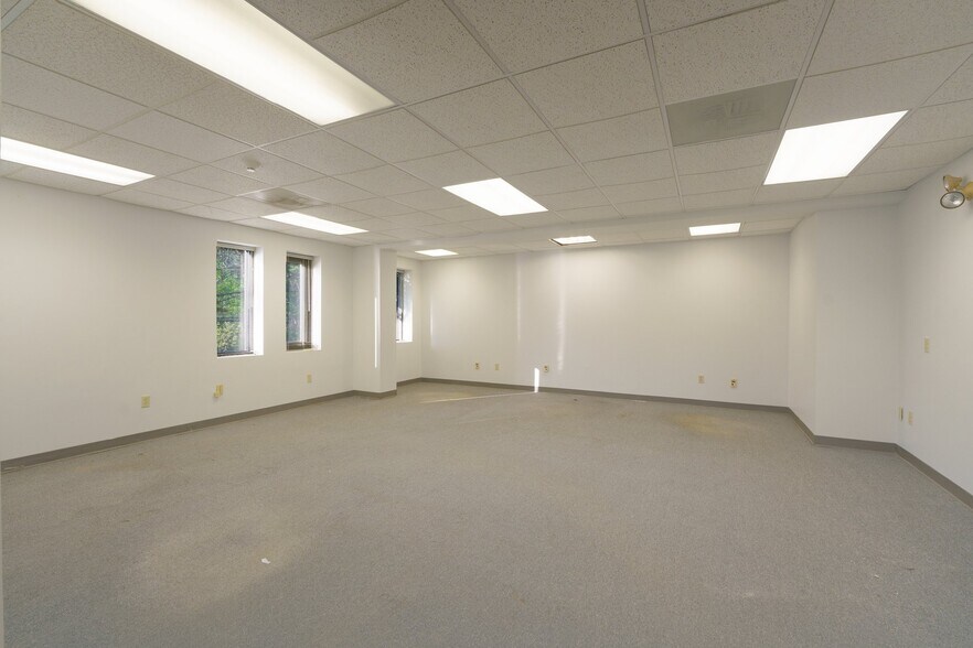 More Photos Of 6 Blackstone Valley Pl, Lincoln Medical For Sale