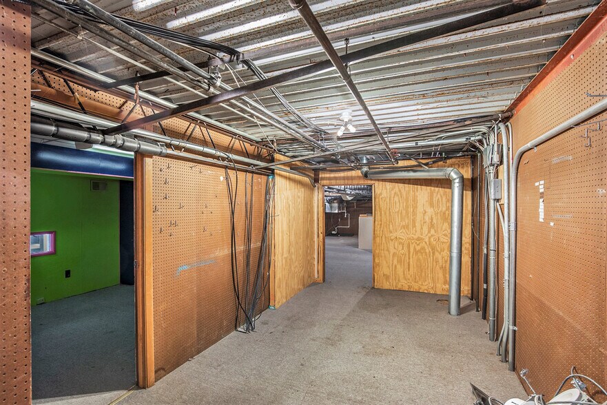 More Photos Of 201 N Riverside Ave, Saint Clair General Retail For Sale