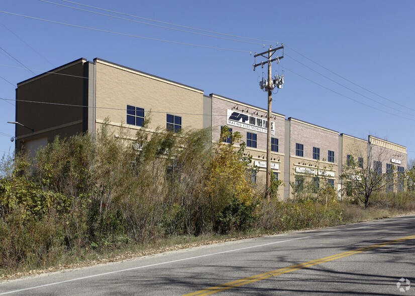 More Photos Of 434 Hale Ave N, Oakdale Office For Sale