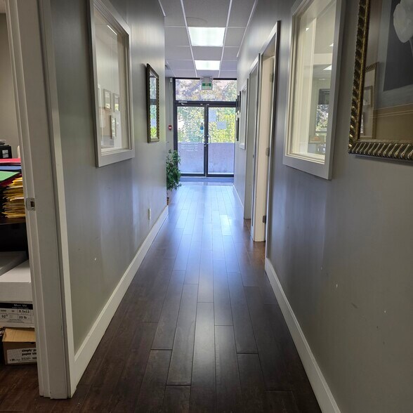 More Photos Of 7110 120th St, Surrey Storefront Retail Office For Lease