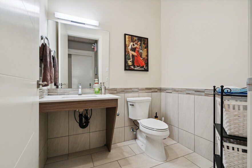 More Photos Of 934 6 Av SW, Calgary Storefront Retail Office For Lease