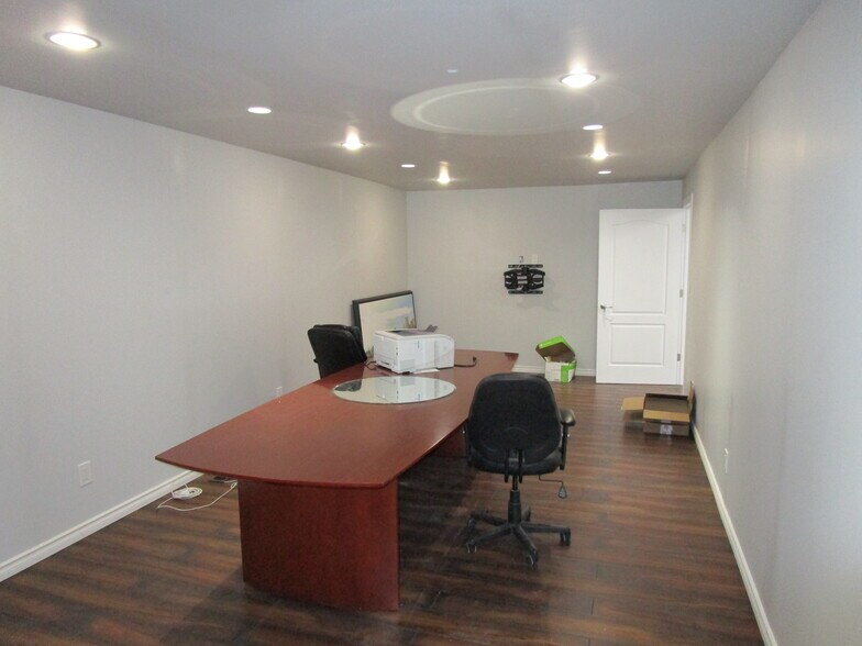 More Photos Of 11211 180 St NW, Edmonton Flex For Sale