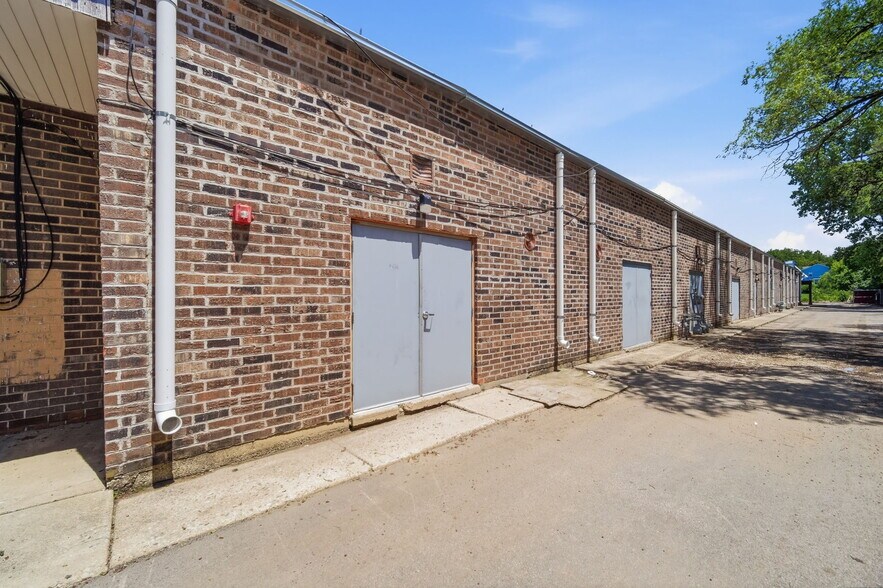 More Photos Of 944 E Roosevelt Rd, West Chicago Storefront For Lease