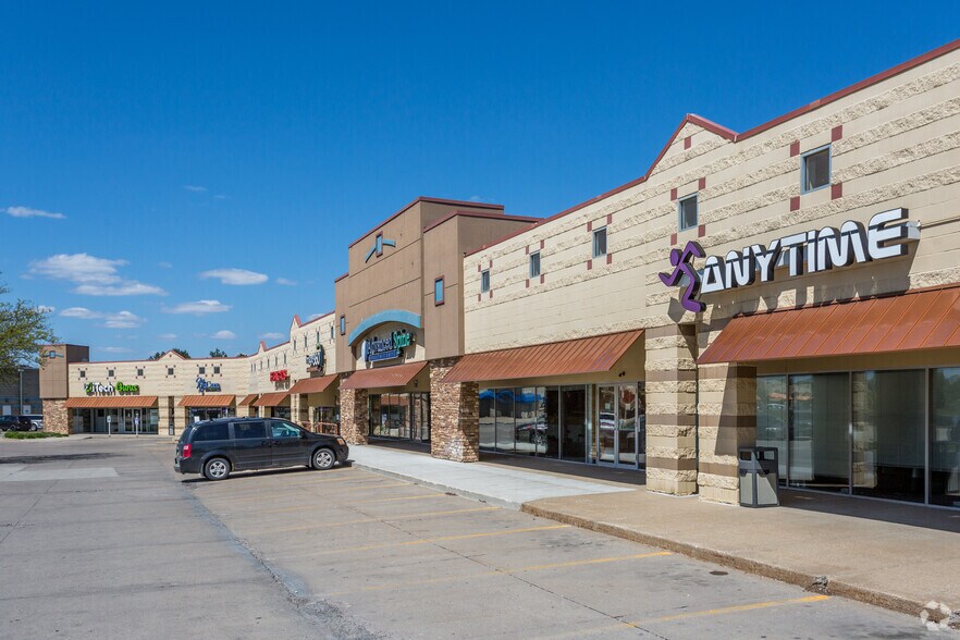 More Photos Of 8401-8475 Hickman Rd, Urbandale Storefront For Lease