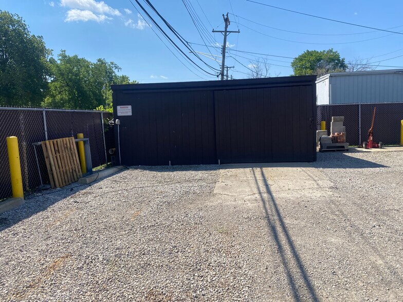 More Photos Of 25530 Schoenherr Rd, Warren Warehouse For Lease