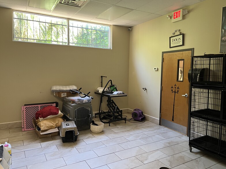 More Photos Of 1343 Lane Ave S, Jacksonville Veterinarian Kennel For Sale