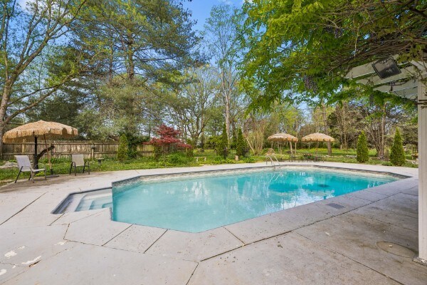 More Photos Of 728 S Spring St, Manchester Specialty For Sale