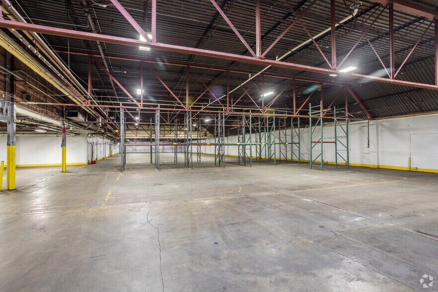 More Photos Of 1500 Delaware Ave, Des Moines Distribution For Sale