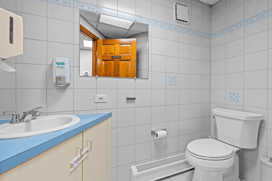 More Photos Of 4546 Hylan Blvd, Staten Island Medical For Sale