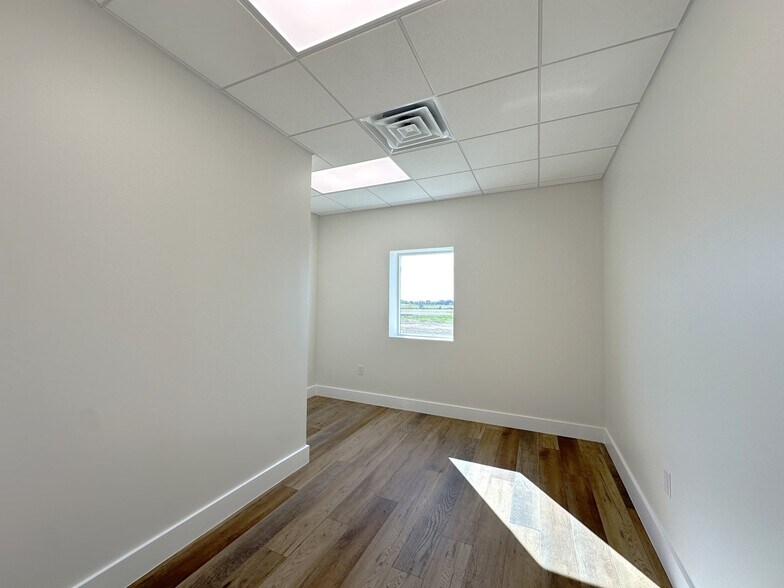 More Photos Of 1704 Westair, Gainesville Warehouse For Lease