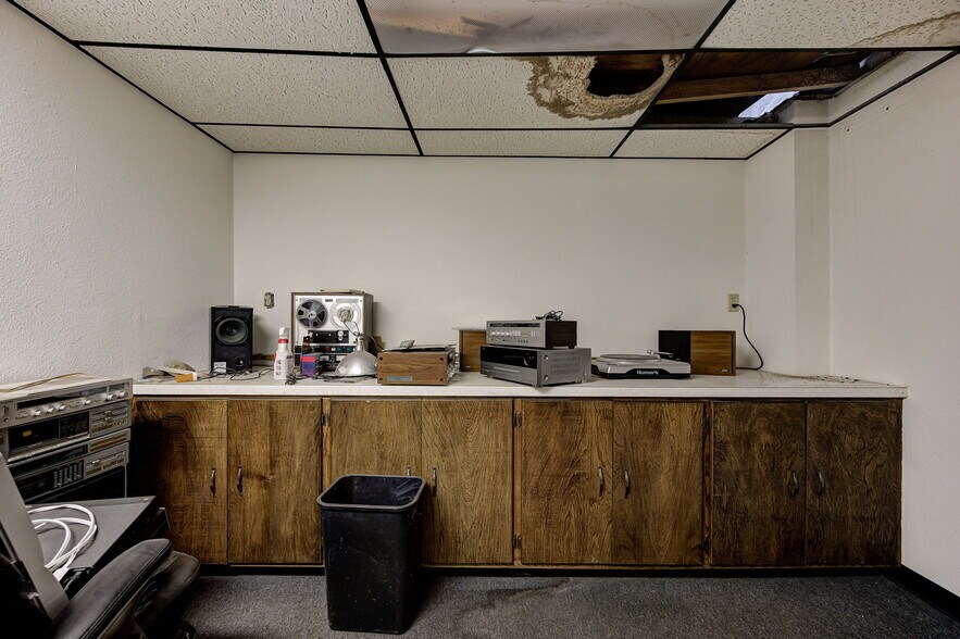 More Photos Of 515 Kings of Leon Ln, Oklahoma City Manufacturing For Sale