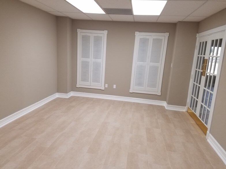 More Photos Of 7910 N Tamiami Trl, Sarasota Office For Lease