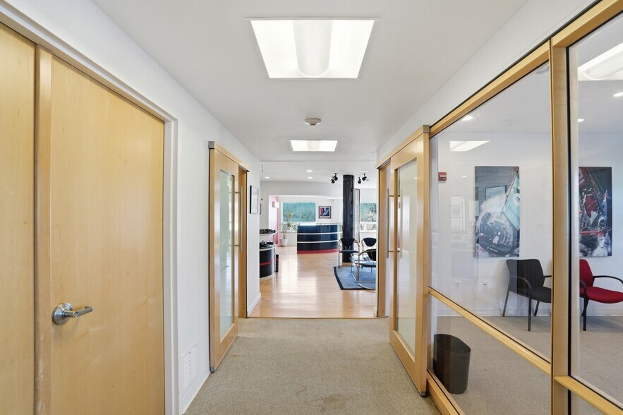 More Photos Of 19 John Clarke Rd, Middletown Office For Sale