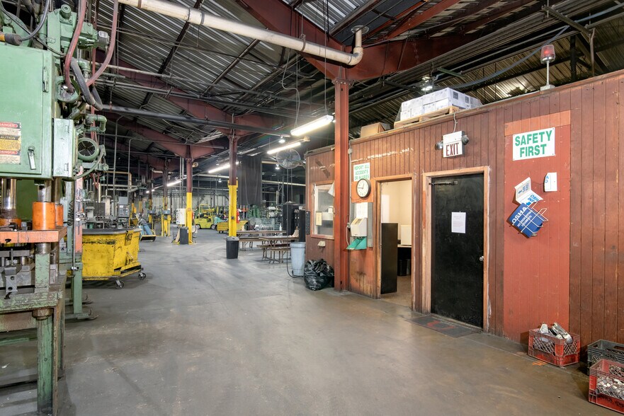 More Photos Of 400 E Vickery Blvd, Fort Worth Warehouse For Lease