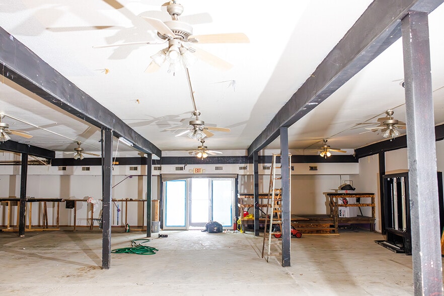 More Photos Of 719 Central Ave W, Hampton Flex For Lease