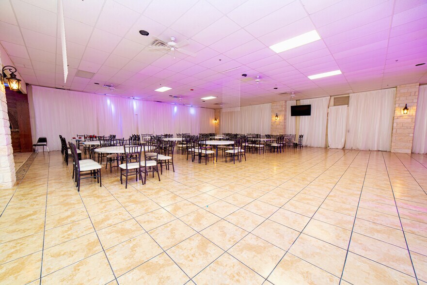 More Photos Of 819 Los Presidentes Ave, Laredo Storefront Retail Office For Sale