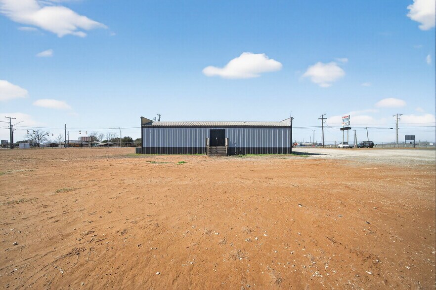 More Photos Of 3215 Zanderson Ave, Jourdanton Loft Creative Space For Lease