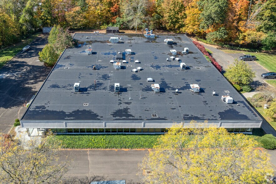 More Photos Of 1 Trefoil Dr, Trumbull Showroom For Lease