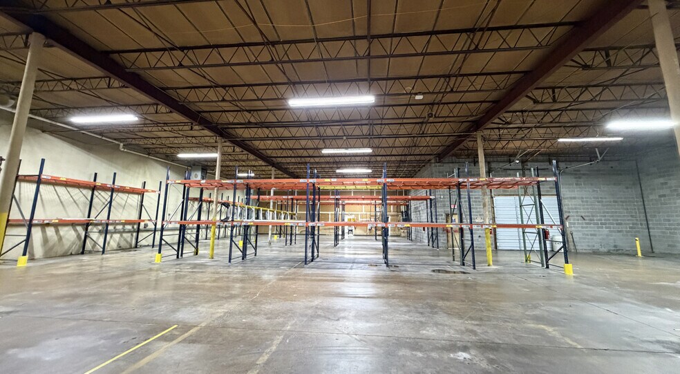 More Photos Of 2939-2969 Reward Ln, Dallas Industrial For Sale