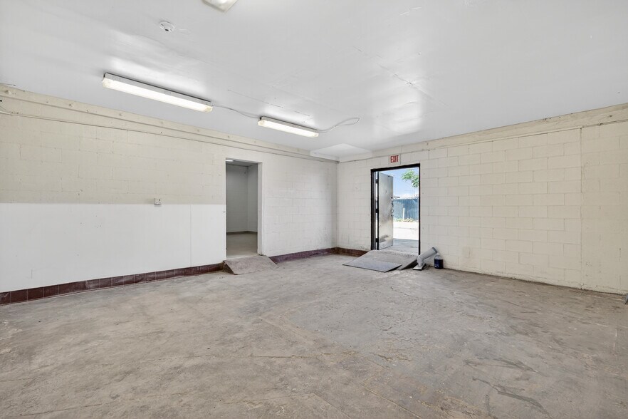 More Photos Of 16119 Sherman Way, Van Nuys Freestanding For Sale