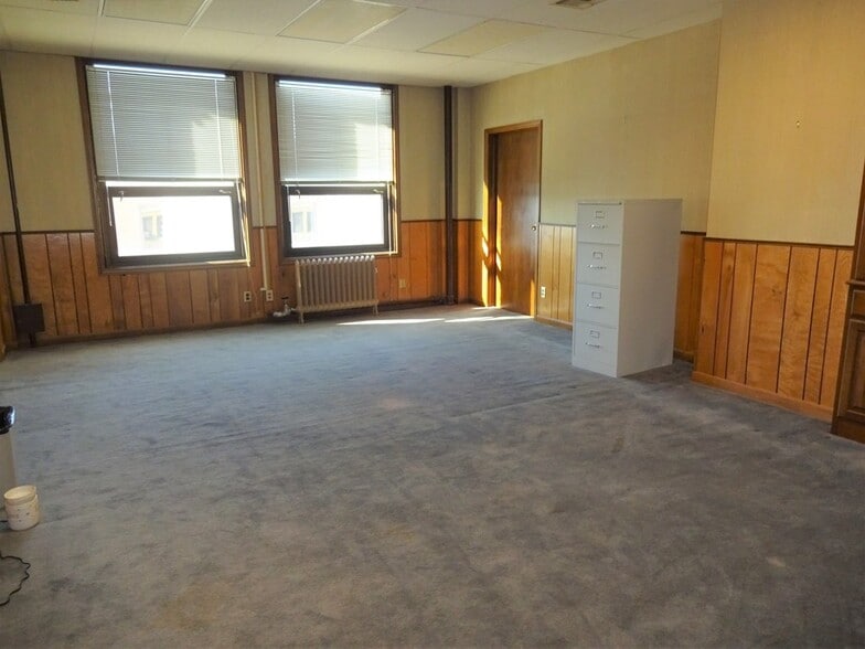 More Photos Of 201 N Penn Ave, Independence Office For Sale
