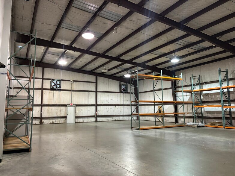 More Photos Of 3222 Manvel Rd, Pearland Warehouse For Lease