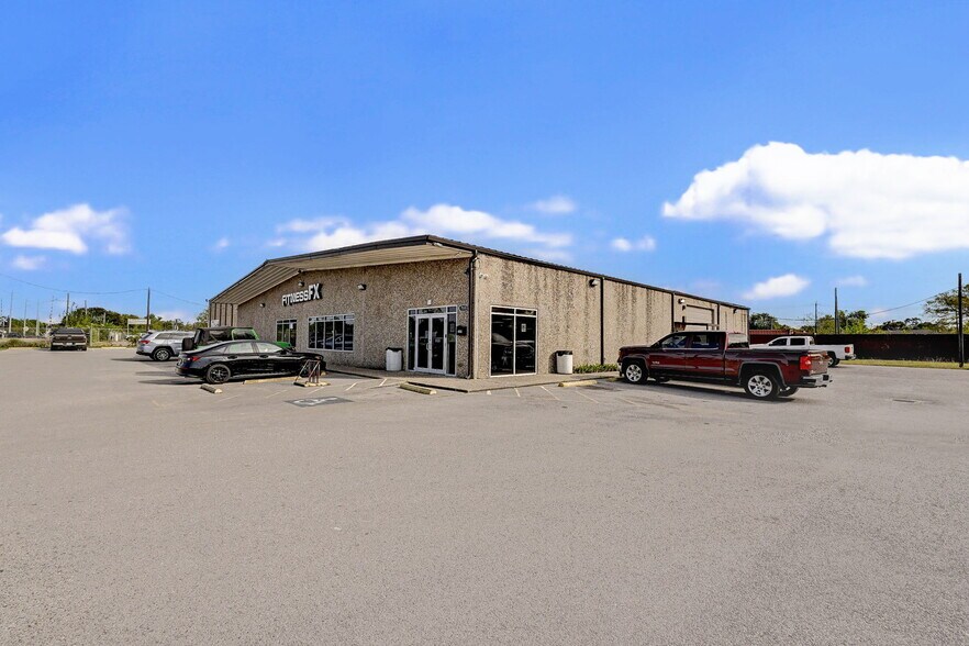 More Photos Of 7510 Lawndale St, Houston Warehouse For Sale