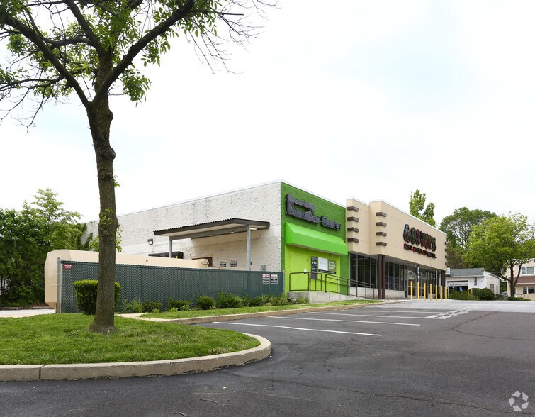 More Photos Of 300 N York Rd, Willow Grove Storefront For Lease