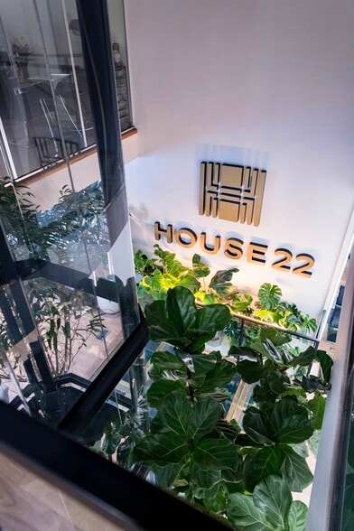 More Photos Of 22 E Elm St, Chicago Storefront Retail Office For Sale